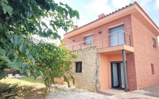 Фасад современной виллы в районе Ла-Мора, Таррагона