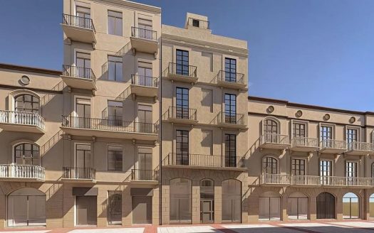 Фасад отреставрированного исторического здания на улице Méndez Núñez, Таррагона