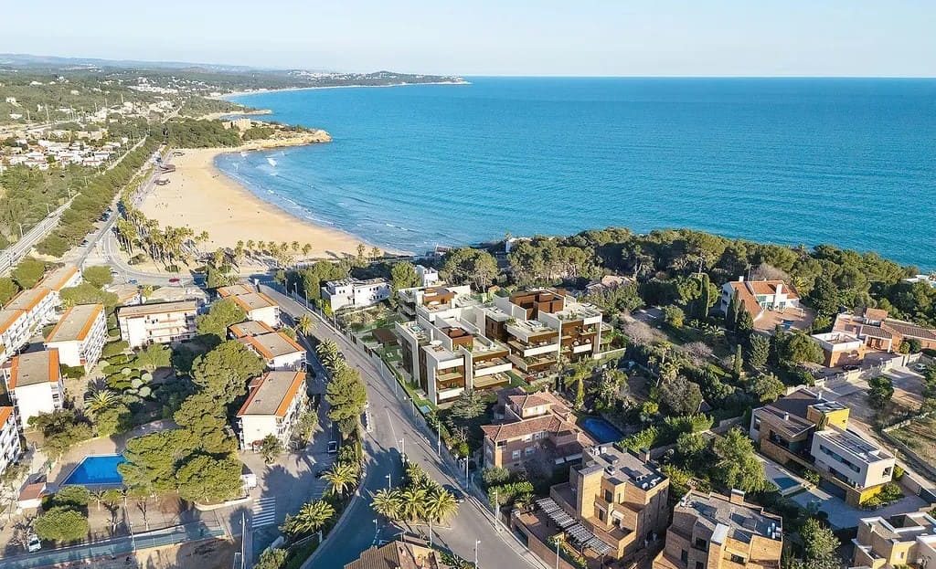 Аэрофотосъёмка побережья Таррагоны рядом с жилым комплексом Els Cossis