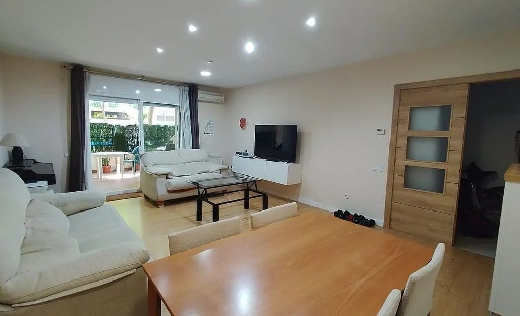 Просторная гостиная-столовая с современным освещением и выходом на террасу