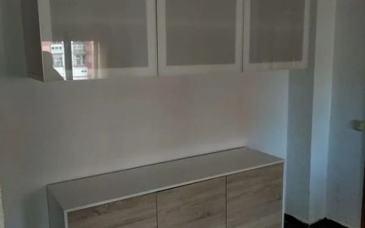 Комната с шкафом и плиточным полом в квартире Sant Pere i Sant Pau