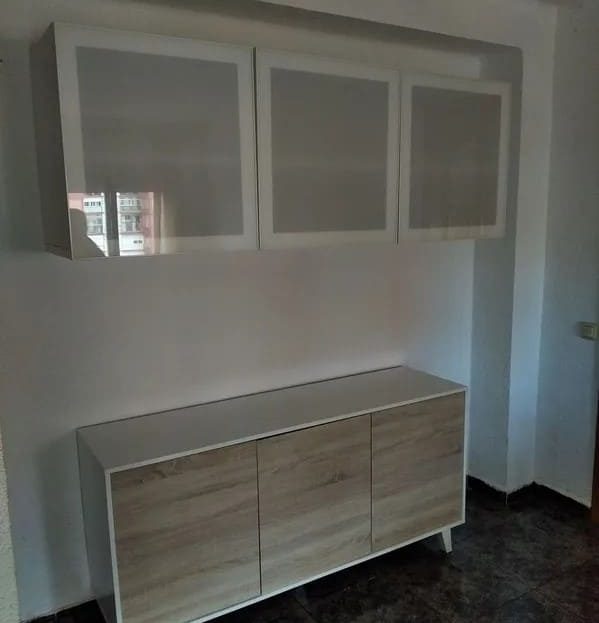 Комната с шкафом и плиточным полом в квартире Sant Pere i Sant Pau