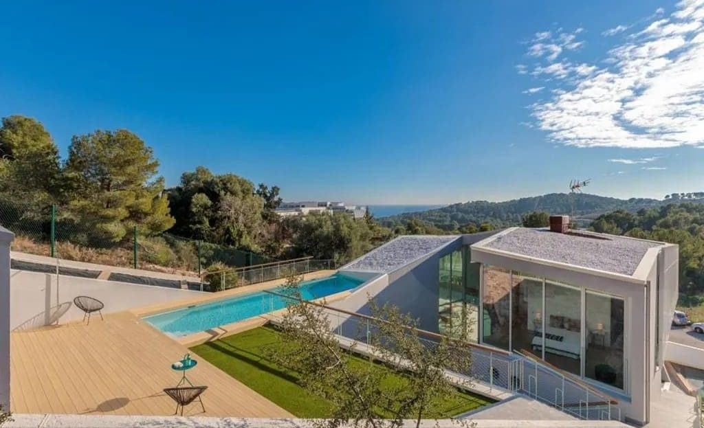 Современный дом с бассейном и панорамным видом в Can Girona, Sitges