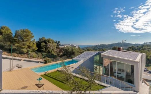 Современный дом с бассейном и панорамным видом в Can Girona, Sitges