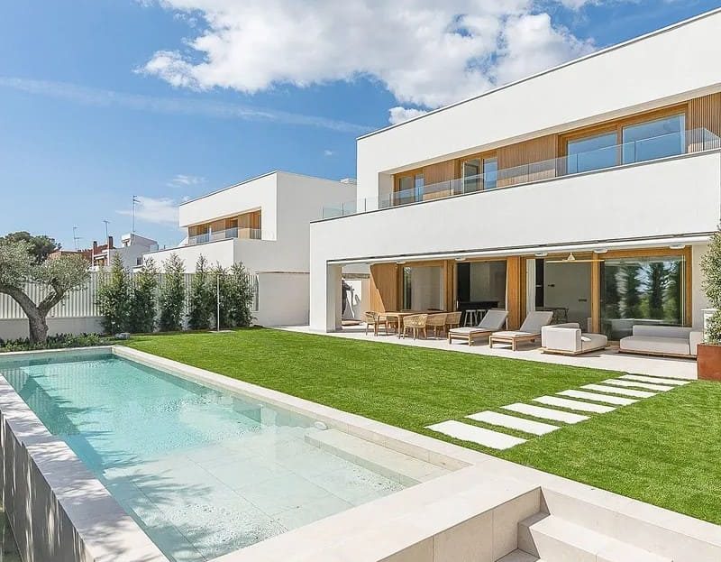 Современная вилла с частным бассейном и садом в Valpineda, Sitges