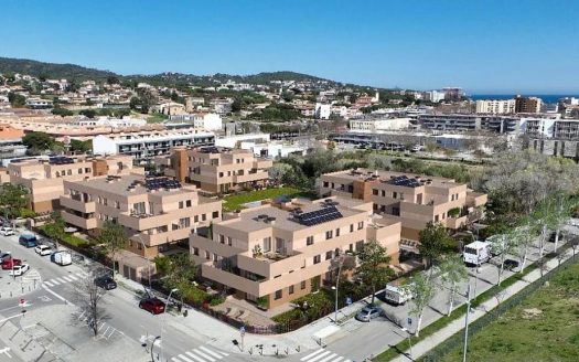 Аэрофото нового жилого комплекса с современными зданиями и зелёными зонами