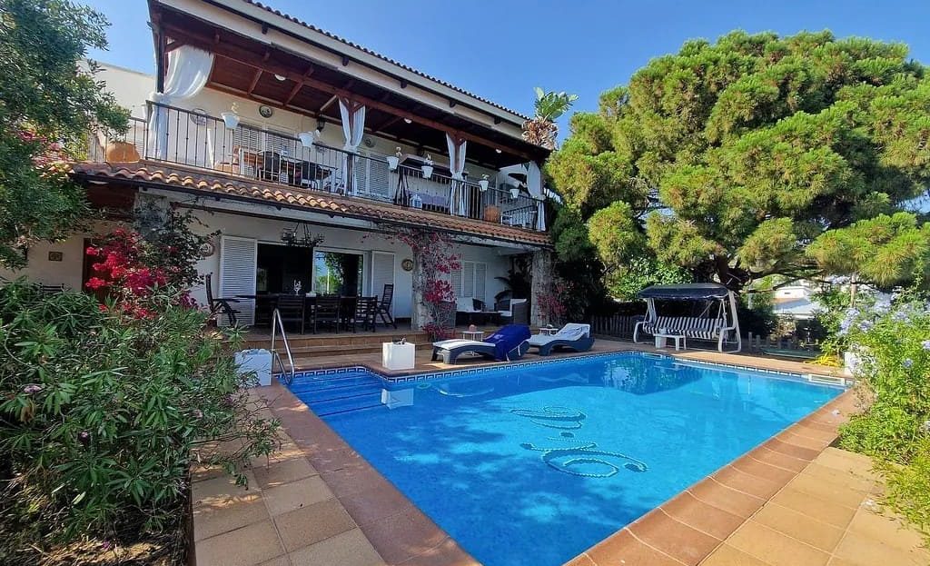 Внешний вид виллы с частным бассейном и садом в Вальпинеде, Ситжес