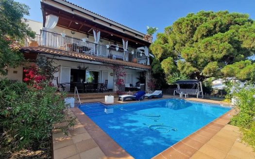 Внешний вид виллы с частным бассейном и садом в Вальпинеде, Ситжес