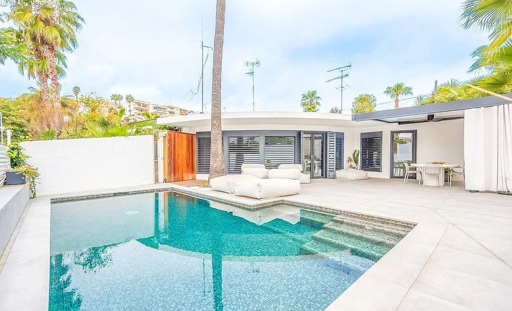 Частный бассейн и терраса одноэтажного таунхауса в Вальпинеде