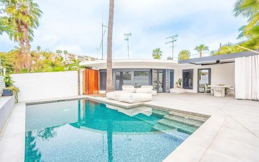 Частный бассейн и терраса одноэтажного таунхауса в Вальпинеде