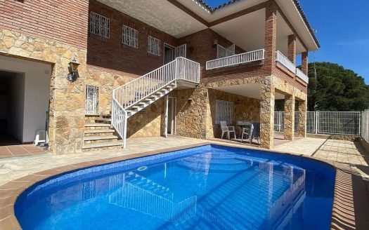 Фасад виллы с бассейном и террасой в Ллорет де Мар