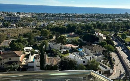 Панорамный вид на Ситжес и море, общий бассейн жилого комплекса