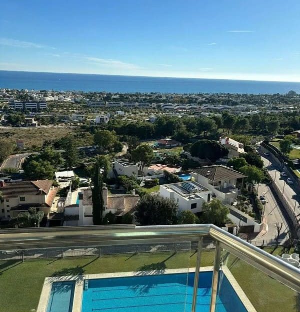 Панорамный вид на Ситжес и море, общий бассейн жилого комплекса