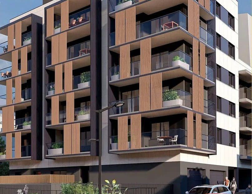 Современный жилой дом с балконами на улице Валенсия