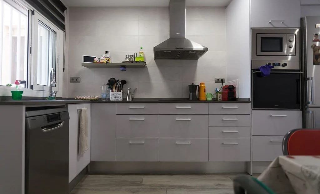 Квартира на продажу в Висталегре, 2 спальни, 53 м² Уникальная возможность! Полностью отремонтированная квартира на первом этаже, расположенная в тихом и востребованном районе Побла Велл в Кастельдефельсе. В квартире 2 спальни, ванная комната и кухня-столовая с выходом на небольшой внутренний дворик. Недавно отремонтирована с использованием современных материалов и готова к заселению. Эта недвижимость идеально подходит для немедленного заселения или в качестве инвестиции благодаря отличному местоположению и безупречному состоянию. Район со всей необходимой инфраструктурой: магазины, общественный транспорт, школы, всего в нескольких минутах от центра города. Отремонтированная квартира на первом этаже в Кастельдефельсе - готова к заселению.