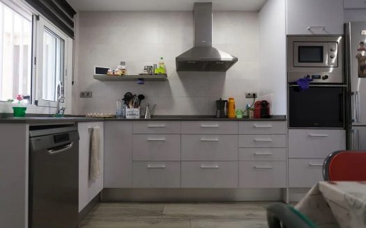 Квартира на продажу в Висталегре, 2 спальни, 53 м² Уникальная возможность! Полностью отремонтированная квартира на первом этаже, расположенная в тихом и востребованном районе Побла Велл в Кастельдефельсе. В квартире 2 спальни, ванная комната и кухня-столовая с выходом на небольшой внутренний дворик. Недавно отремонтирована с использованием современных материалов и готова к заселению. Эта недвижимость идеально подходит для немедленного заселения или в качестве инвестиции благодаря отличному местоположению и безупречному состоянию. Район со всей необходимой инфраструктурой: магазины, общественный транспорт, школы, всего в нескольких минутах от центра города. Отремонтированная квартира на первом этаже в Кастельдефельсе - готова к заселению.