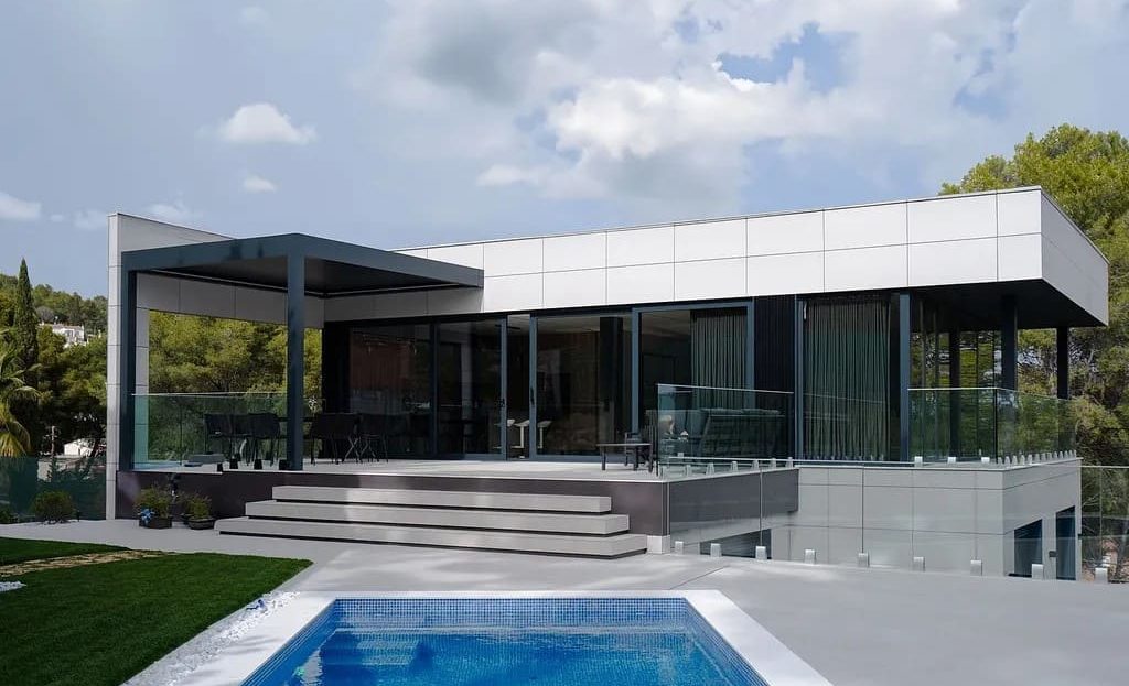 Современная отдельно стоящая вилла с частным бассейном в Монмаре.