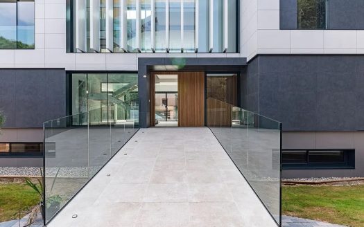 Входная зона современной виллы в Гава-Мар, новая постройка.