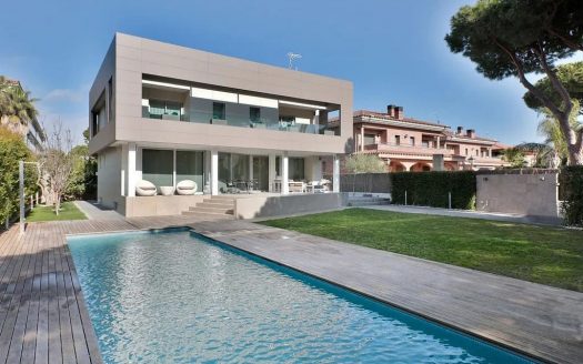 Современная вилла в Гава-Мар с частным бассейном и садом.