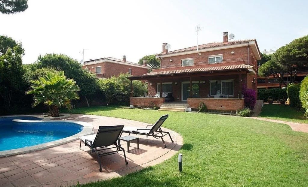 Частный сад с бассейном у отдельно стоящего дома в Гава-Мар.