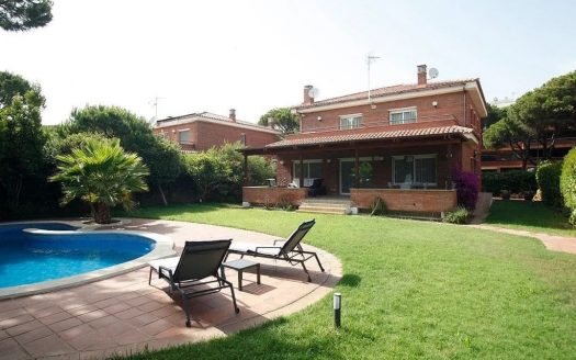 Частный сад с бассейном у отдельно стоящего дома в Гава-Мар.