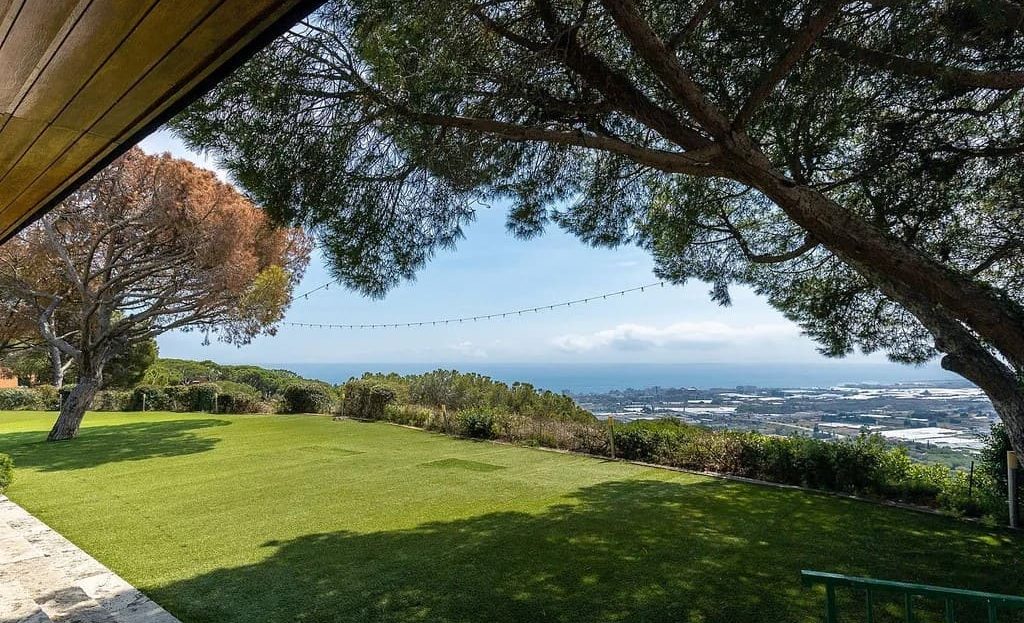 Панорамный вид на участок и море с территории дома в Кабрильсе.