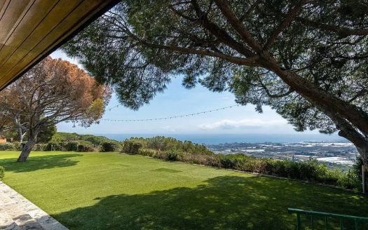 Панорамный вид на участок и море с территории дома в Кабрильсе.