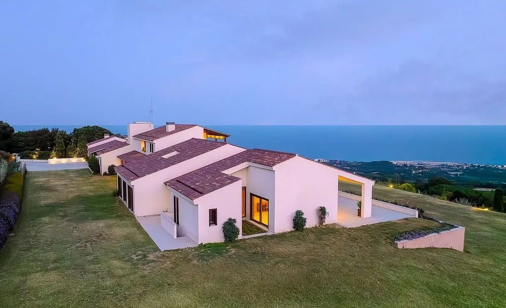 Общий вид современной виллы с панорамным видом на море, Супермаресме.