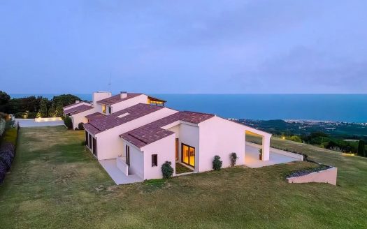 Общий вид современной виллы с панорамным видом на море, Супермаресме.