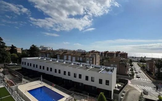 Общий вид жилого комплекса с бассейном в Сант-Андреу-де-Льяванерес.