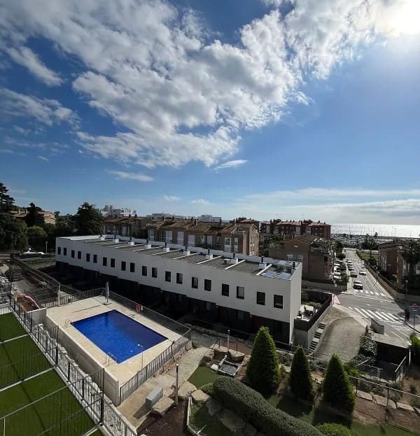 Общий вид жилого комплекса с бассейном в Сант-Андреу-де-Льяванерес.