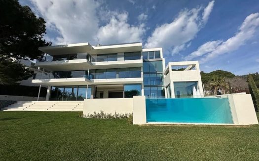 Современная вилла в Педральбесе с частным бассейном и садом.