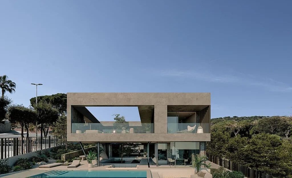 Современный отдельно стоящий дом с бассейном и панорамным видом на море