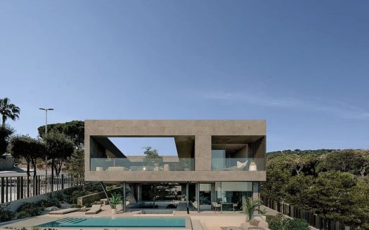 Современный отдельно стоящий дом с бассейном и панорамным видом на море