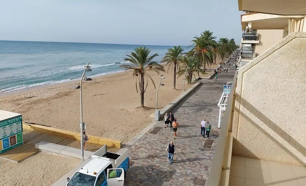 Вид на пляж Калафель-Плайя и прогулочную зону с высоты балкона.