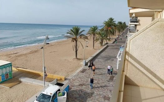 Вид на пляж Калафель-Плайя и прогулочную зону с высоты балкона.
