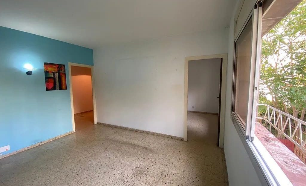 Гостиная квартиры с выходом на балкон и видом во внутренний двор