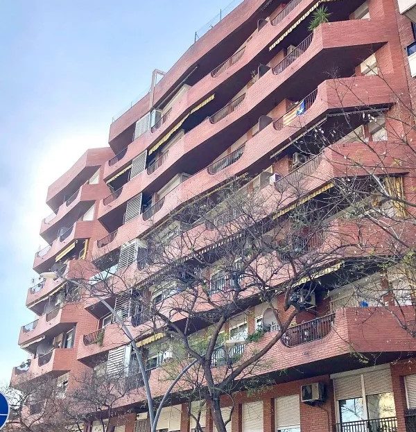 Фасад кирпичного жилого дома на Ронда дель Гинардо