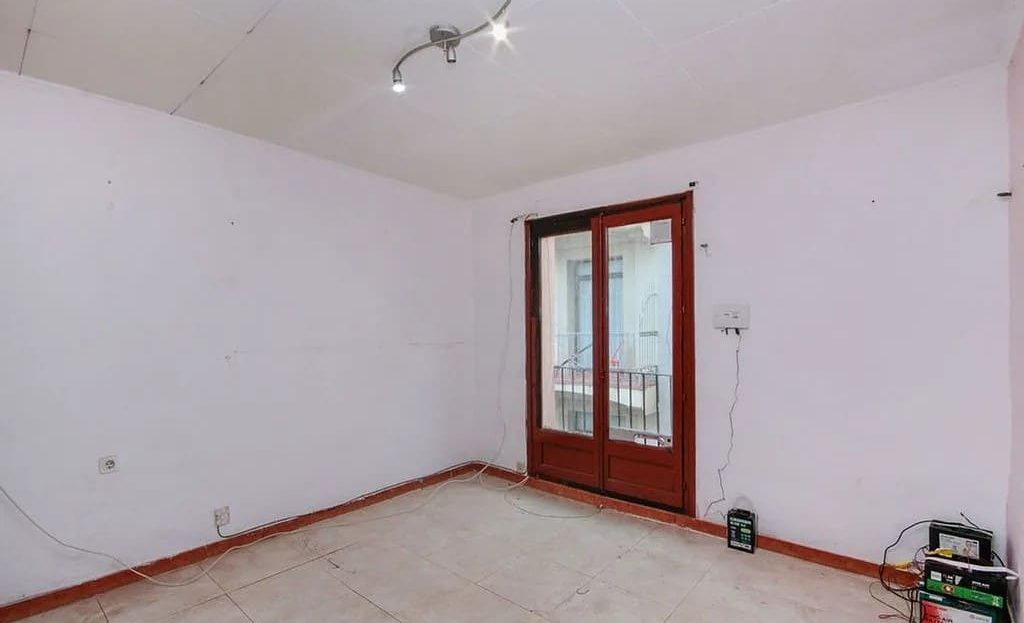 Просторная гостиная с выходом на балкон