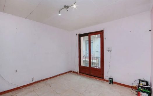 Просторная гостиная с выходом на балкон