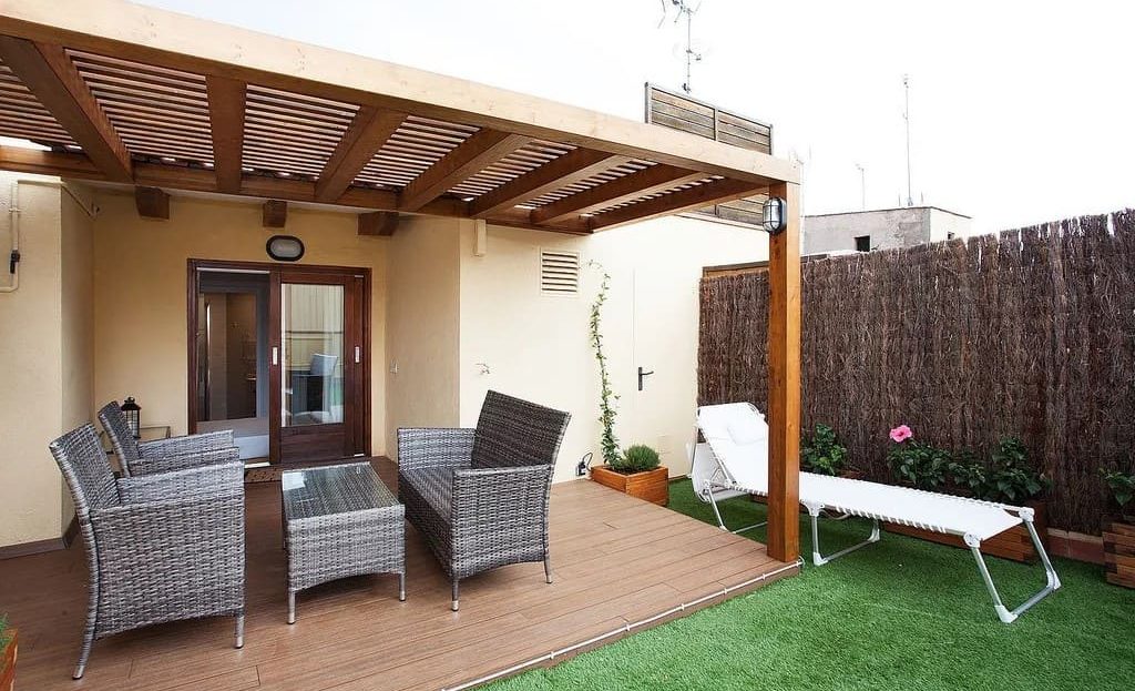 Терраса пентхауса с зоной отдыха и уличной мебелью