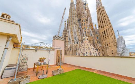Терраса пентхауса с прямым видом на Саграда Фамилия