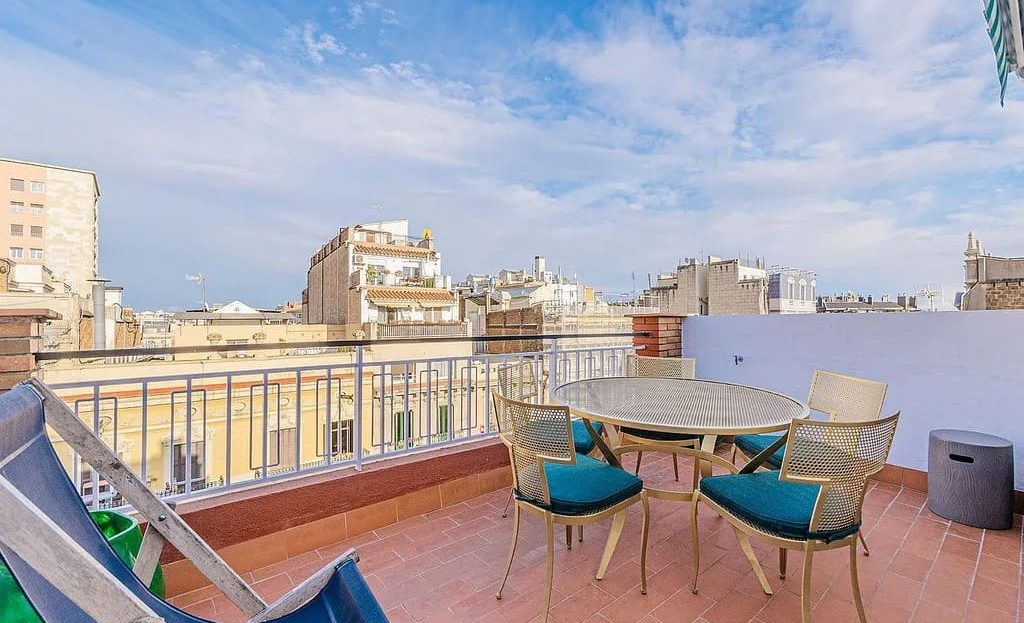 Солнечная терраса пентхауса с зоной отдыха и видом на город