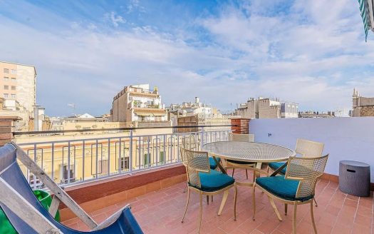 Солнечная терраса пентхауса с зоной отдыха и видом на город