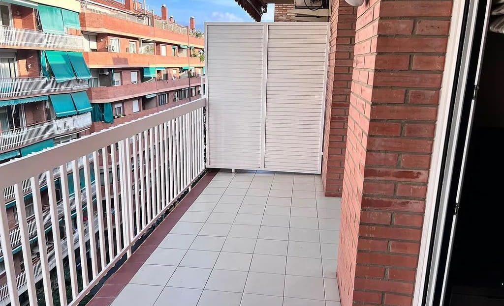 Терраса пентхауса с видом на жилой район рядом с Саграда Фамилия