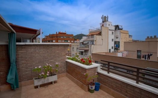 Терраса пентхауса с видом на город и кирпичными ограждениями