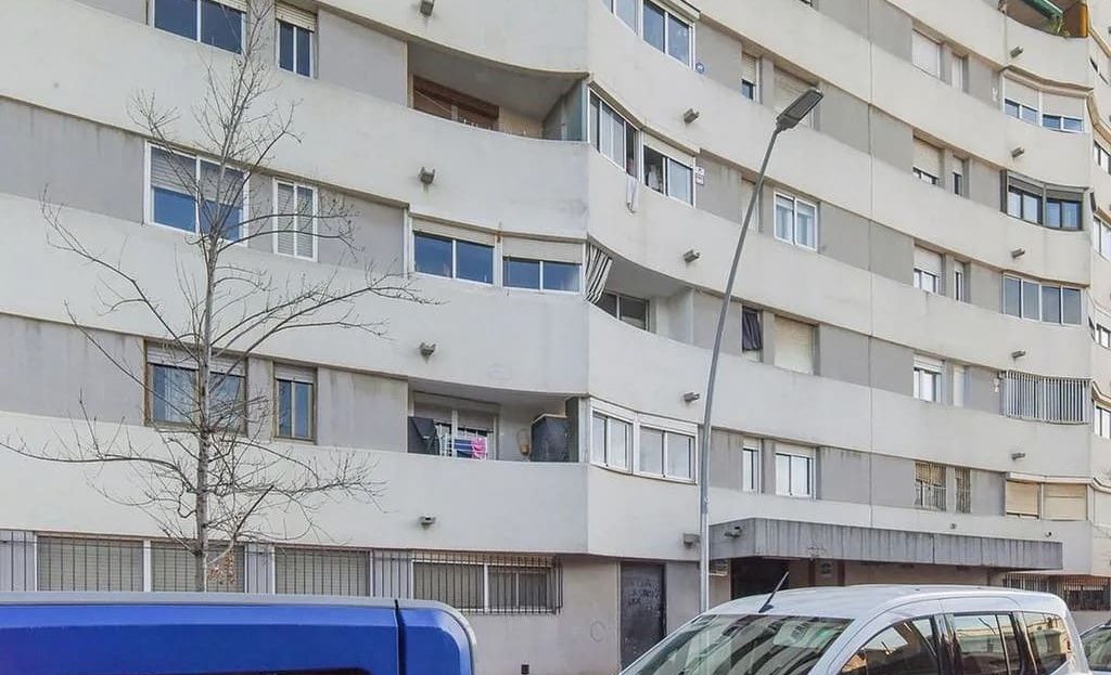 Фасад жилого дома в районе Ciutat Meridiana, Барселона