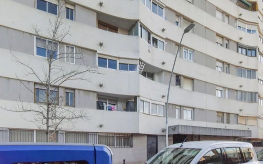 Фасад жилого дома в районе Ciutat Meridiana, Барселона