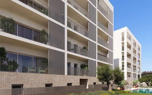 Фасад здания с просторными террасами и зелёными зонами