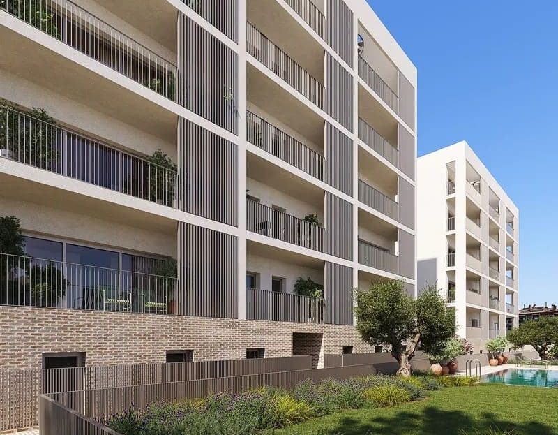 Фасад здания с просторными террасами и зелёными зонами